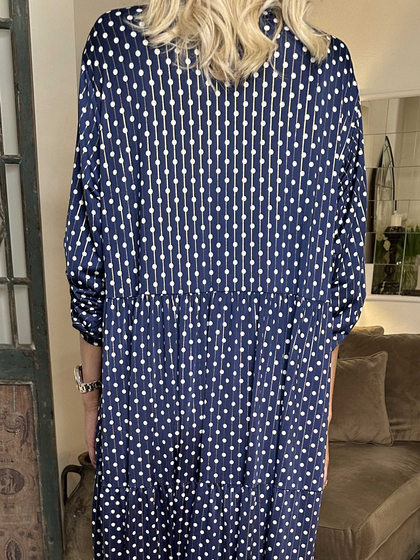 Milano Dot - Lang kjole med prikker og lag på lag look